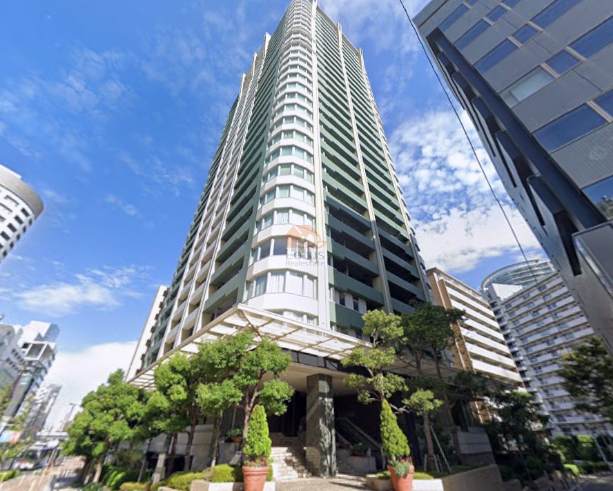 大崎駅徒歩3分の近さを感じながら見上げた瞬間、29階建てタワーレジデンスの縦のラインが空に向かって静かに伸びていき、周囲の街並みと呼吸を合わせるような落ち着きがあります。山手通り沿いの動きがほどよく生活のテンポを作り、総戸数271戸という規模が日々の安心を裏から支えている感覚です。ペット飼育可の柔らかい余白もあり、都市に寄り添う居場所として自然に馴染む建物です。シティタワー大崎は、平成16年築、29階建てのマンションです。