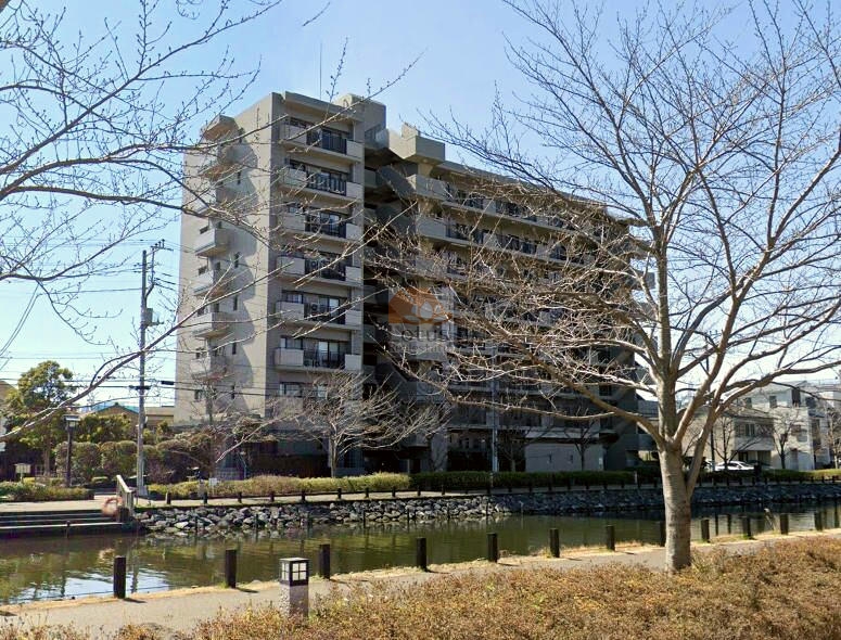 ガーデンハイツ葛西外観２｜ガーデンハイツ葛西は、新川に面した8階建てのマンションです。
