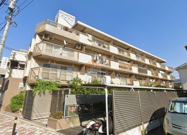 やわらかなベージュ系の外壁に、横に連なるバルコニーラインが穏やかな印象を与える外観です。高さを抑えた低層構成で、周囲の住宅街ともなじみやすく、空の広がりが感じられるのが特徴といえます。大泉学園駅から徒歩9分という距離感も相まって、通勤や買い物の動線を確保しつつ、生活音がほどよく遠のく環境に適した佇まいです。