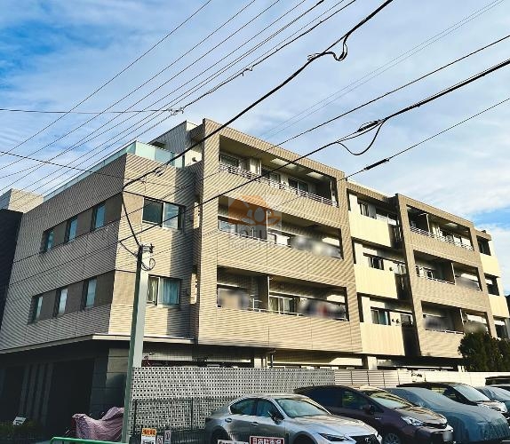 クレストフォルム鷺ノ宮ブライトステージは、四階建ての落ち着いた外観で、タイル貼りのデザインが街並みに自然になじんでいます。道沿いに駐車スペースが並んでいて、日常の車利用もしやすそうだと感じました。郊外らしい広い空と一緒に眺めると、このマンションが静かな暮らしの舞台になることが想像できます。クレストフォルム鷺ノ宮ブライトステージは、平成20年築、4階建てのマンションです。