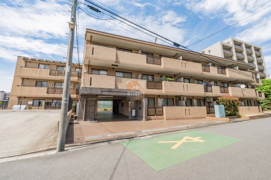 センチュリー中野外観２｜センチュリー中野は、3階建ての低層マンションです。温かみのあるブラウンのレンガ造りの外壁が特徴です。