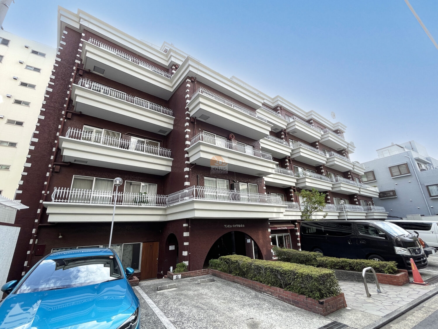 外観は深みのあるブラウン系の外壁が特徴で、光の当たり方によって陰影が少し滑らかに変化し、落ち着いた住宅地らしい静けさを感じます。手すりの白いラインが連続的に入り、水平構成を強調したデザインとなっていて、プラチナ通りから一本入った閑静な場所に位置する立地との相性が良いといえます。「白金台」駅徒歩10分であり、日常品は「マルエツ プチ 白金台プラチナ通り店」徒歩2分の距離が補完し、恵比寿ガーデンプレイス（徒歩10分）を生活圏にできる点も利便を高めています。サンビューハイツ白金台は、昭和50年築、5階建てのマンションです。