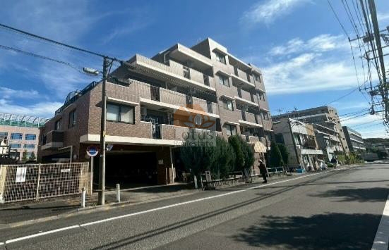 志村三丁目駅から徒歩6分の穏やかな住宅エリアに位置し、落ち着いた街並みとほどよい生活感が混ざる景色が広がっています。外観は段差をつけたバルコニーが特徴で、陽ざしが当たる時間帯にはやわらかい陰影が出て、気持ちをほぐす雰囲気です。総戸数の規模が適度で、人の流れも落ち着きやすく、通勤帰りにも歩きやすいアクセス環境といえます。シャルマンコーポ志村三丁目は、平成7年築、5階建てのマンションです。