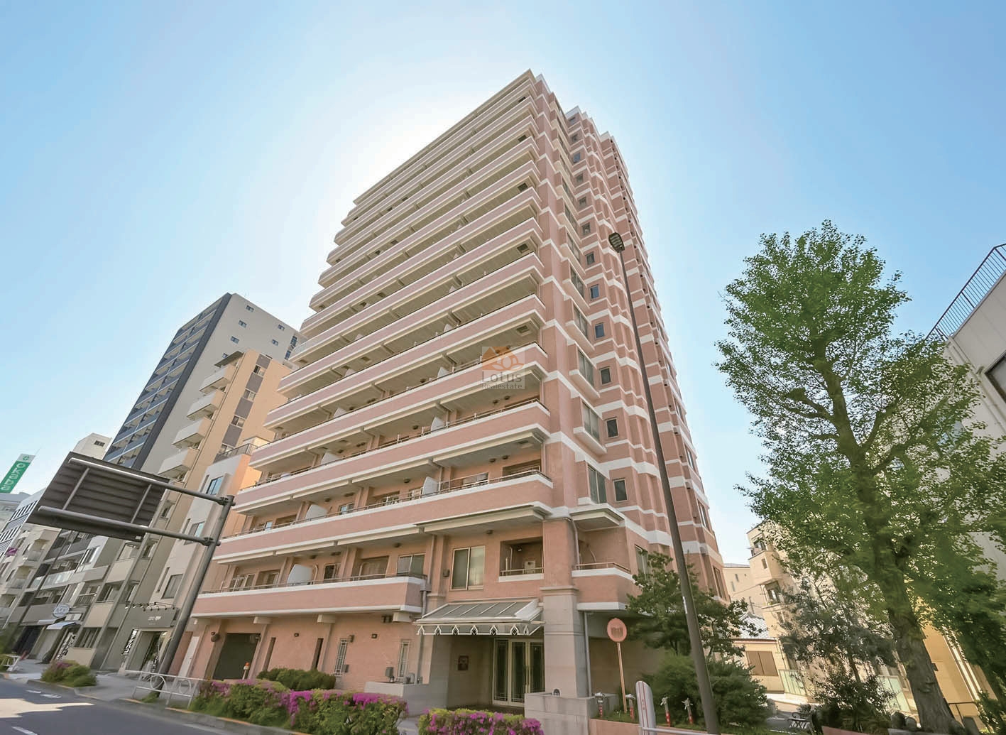 国道4号線沿いにそびえる14階建の姿がすっと伸び、遠目からも場所を把握しやすい外観です。ベージュ基調のラインが積層して見え、陰影の出方が穏やかで落ち着きます。北千住駅まで徒歩9分という距離感と中層〜高層帯のちょうどよい規模感が、日々のペースをつくりやすい建物といえます。コルサム北千住は、平成１３年築、１４階建てのマンションです。