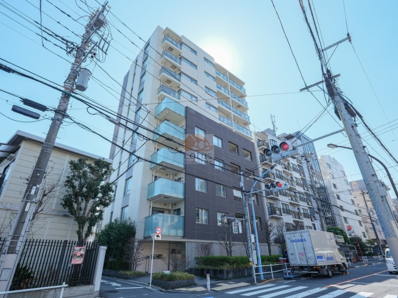 イニシアイオ新宿夏目坂は、平成22年築、10階建てのマンションです。