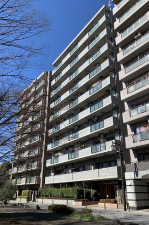 メディウス尾久の原公園外観１｜メディウス尾久の原公園は、10階建てで、マンションの前には尾久の原公園が広がっており、緑豊かな景観が楽しめる落ち着いた環境です。
