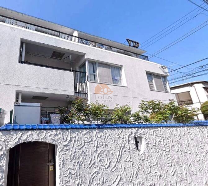 テラスハウスヴィップ東長崎外観４｜テラスハウスヴィップ東長崎は、青色の瓦屋根と白い外壁の3階建てのマンションです。周辺は閑静な住宅地で、静かな環境で暮らすことができます