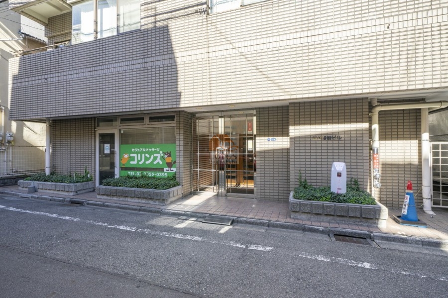 四谷曙橋ビルエントランス１｜エントランスは靖国通りの反対側にあります。