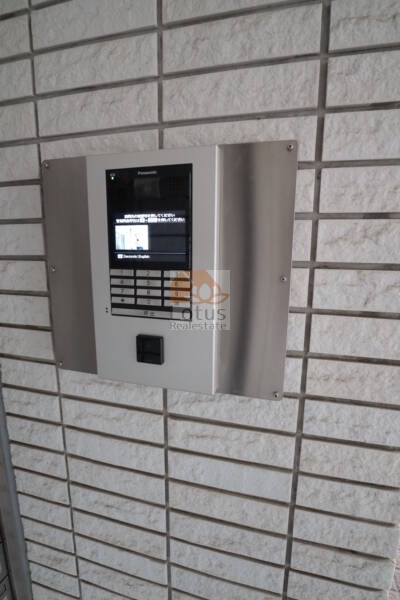 桜台パークホームズ共用部1｜エントランスはオートロック、防犯カメラ付きで、セキュリティ対策も充実しています。