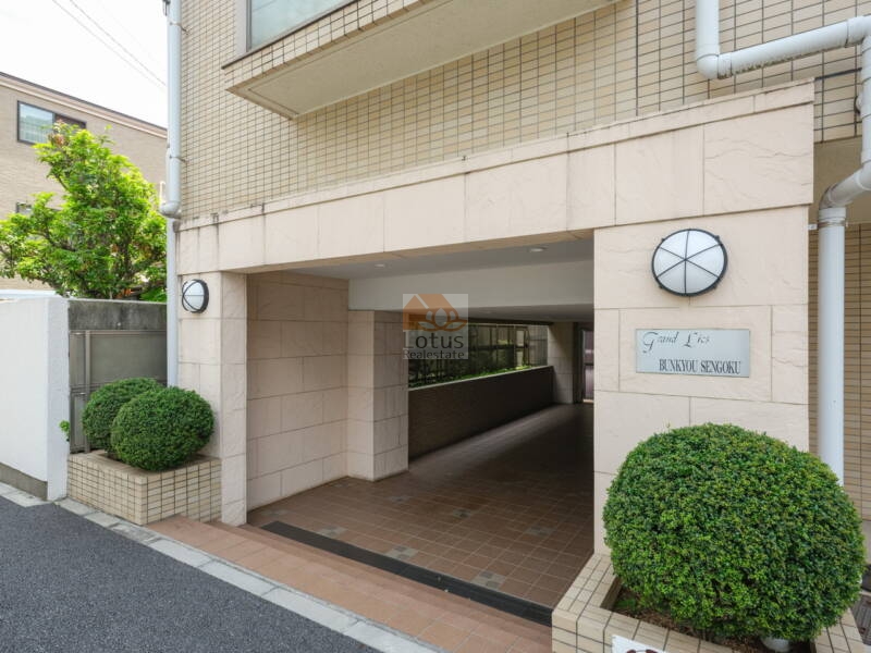 グランリックス文京千石エントランス１｜エントランスは、洗練された落ち着いたデザインです。
