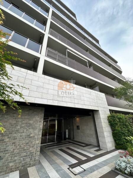 レーベン北小岩ディスカバリー１外観１｜レーベン北小岩ＤＩＳＣＯＶＥＲＹⅠは、モダンなデザインの7階建ての建物です。