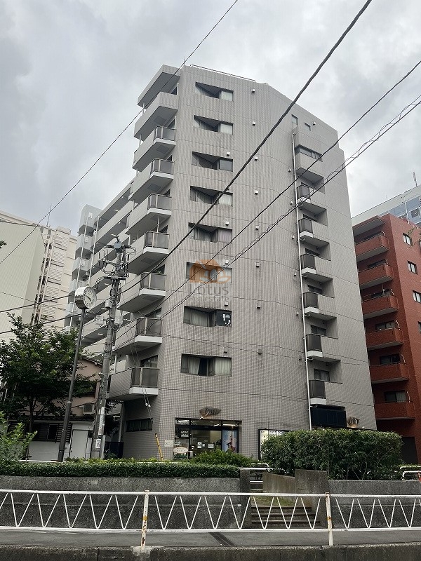 アンサンブル大井の外観全景。タイル貼りのシンプルな外壁に、三角形の出窓がアクセントを添えています。中層ながらも街並みに存在感のあるファサードです。アンサンブル大井は、昭和53年築、9階建てのマンションです。