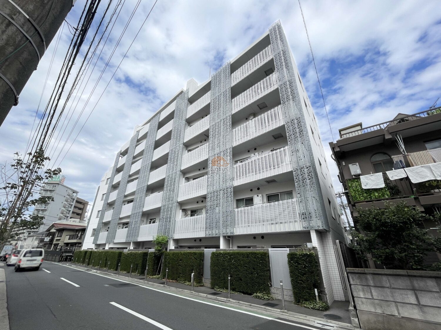 外観は白を基調にしたすっきりした表情で、メタリック調のパネルがほどよく陰影をつくるため、街路に対して落ち着いた印象を与えます。距離をとって眺めると、五反野駅徒歩7分の住宅街になじみつつ、ゆとりのある佇まいが感じられます。ペット2匹飼育可の柔軟なルールも相まって、暮らしの幅を持たせたい方に合う設計です。アスコットパーク五反野ベッセルは、平成2年築、7階建てのマンションです。