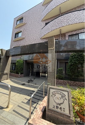 落ち着いた色調のタイル貼り外壁が整然とした印象を与える外観です。エントランス前には段差を抑えたスロープが設けられ、歩行動線が自然に整えられています。建物銘板は御影石仕上げで、クレッセントシリーズの品格を象徴しています。クレッセント上野毛Ⅱは、平成9年築、6階建てのマンションです。
