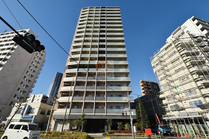 パークリュクス白金高輪外観２｜パークリュクス白金高輪は19階建て、モダンなデザインで、マンションの前には木々や植栽が整備されています。