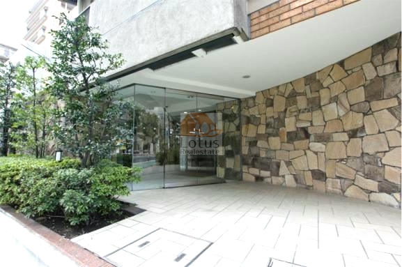 クレアトール神楽坂6｜エントランスはガラス張りで、明るく開放的な雰囲気で、植栽の緑が豊かです。