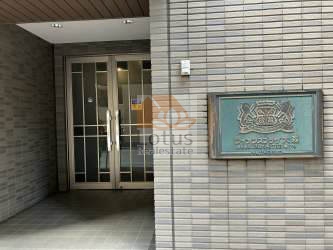 ライオンズプラザ大森エントランス１｜マンションの名前が刻まれたプレートは、金属製で重厚感があります。