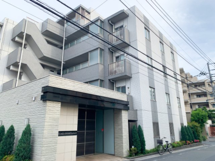 セイガステージ千歳船橋外観１｜セイガステージ千歳船橋は、淡いグレーと白を基調とした色合いのタイル張りで、シンプルなデザインの5階建てです。
