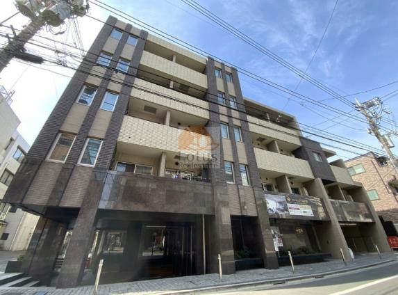 コンシェリア品川南ＴＨＥ　ＧＲＡＮＤ　ＲＥＳＩＤＥＮＣＥ外観３｜コンシェリア品川南ＴＨＥ　ＧＲＡＮＤ　ＲＥＳＩＤＥＮＣＥは、5階建てで、ブラウンとベージュの落ち着いた色調のシンプルモダンなデザインです。