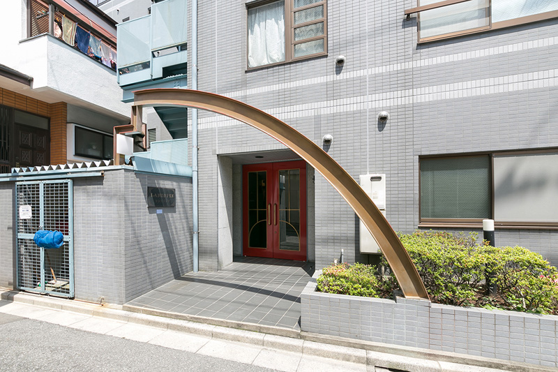 ランドリッツ5｜エントランスの鉄骨を活用した造作がユニークですね。