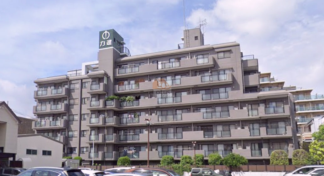 グレー系タイルで統一された外観で、主張しすぎず落ち着いた印象です。低層〜中層の段階的なバルコニー配置で、住戸ごとの独立感があり、周囲との距離感も保ちやすい造りになっています。「新小岩」駅徒歩15分と決して駅近ではないですが、江戸川区総合文化センター徒歩1分の立地は文化系イベントや講座にもアクセスしやすく、休日の選択肢が増えそうです。グリーンキャピタル新小岩は、平成1年築、7階建てのマンションです。