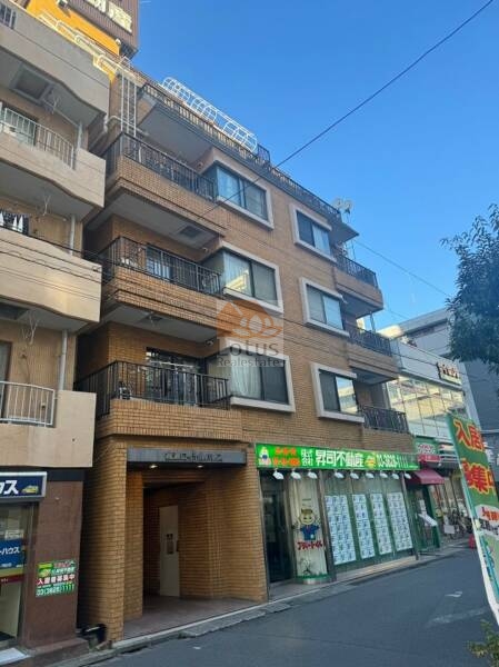 綾瀬ロイヤルパレス外観１｜茶系のレンガ調タイル張り、モダンかつ落ち着いたデザインです。