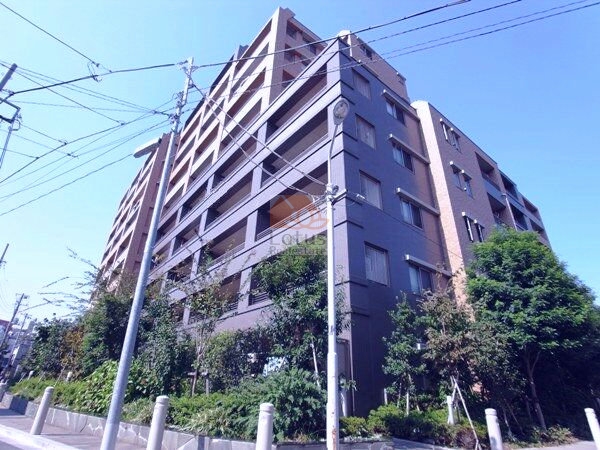 ライオンズ東京根岸レジデンスは、平成19年築、ブラウン系タイルの落ち着いたデザインに豊かな植栽が映え、街並みにやさしく調和する10階建の大模マンションです。