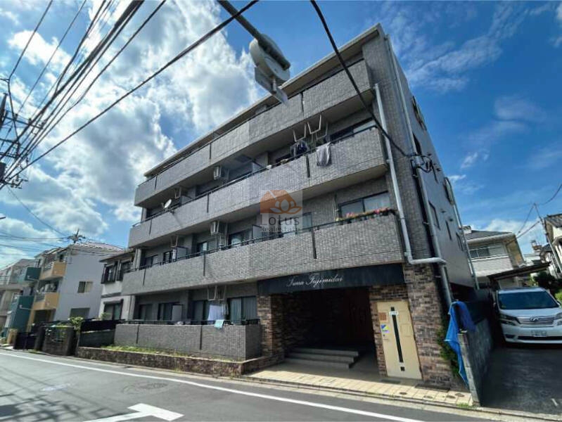 ティエラ富士見台外観１｜ティエラ富士見台は、4階建ての低層マンションで、グレー系のタイル張りです。