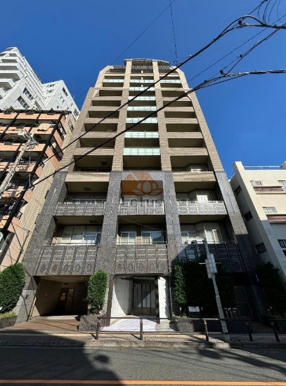 奥沢駅徒歩1分の立地に建つ地上13階建ての外観です。縦ラインを強調したファサードが街並みに整然とした印象を与えます。