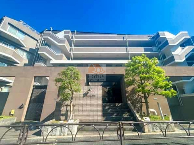 龍雲寺通り沿いに面した低層レジデンスの外観です。植栽を配置した前庭とタイル貼りの外壁が整い、第一種低層住居専用地域らしい落ち着きがあります。階段状に設計されたバルコニーラインが光を受けて陰影を生み、視覚的にも端正に仕上げられています。Ｄ＇グランセ駒沢大学は、平成16年築、5階建てのマンションです。