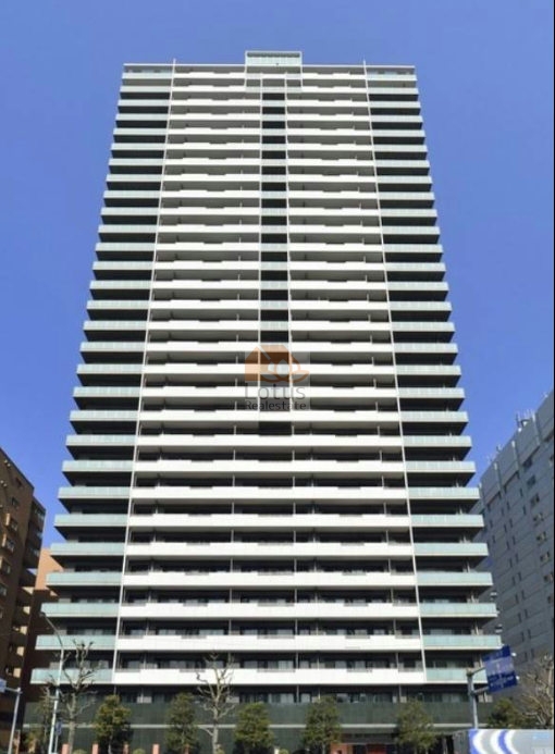 31階建て・総戸数223戸という規模が正面から伝わる外観で、水平ラインを強調したバルコニーの連なりが、都市型タワーレジデンスとしての秩序を感じさせます。高さがある分、空の広がりがそのまま背景になり、視線が上へ抜ける印象です。品川駅徒歩15分という距離感を前提に、コンシェルジュサービスや21時間有人管理、二重オートロックといった管理体制を備えた建物のスケール感が端的に表れています。