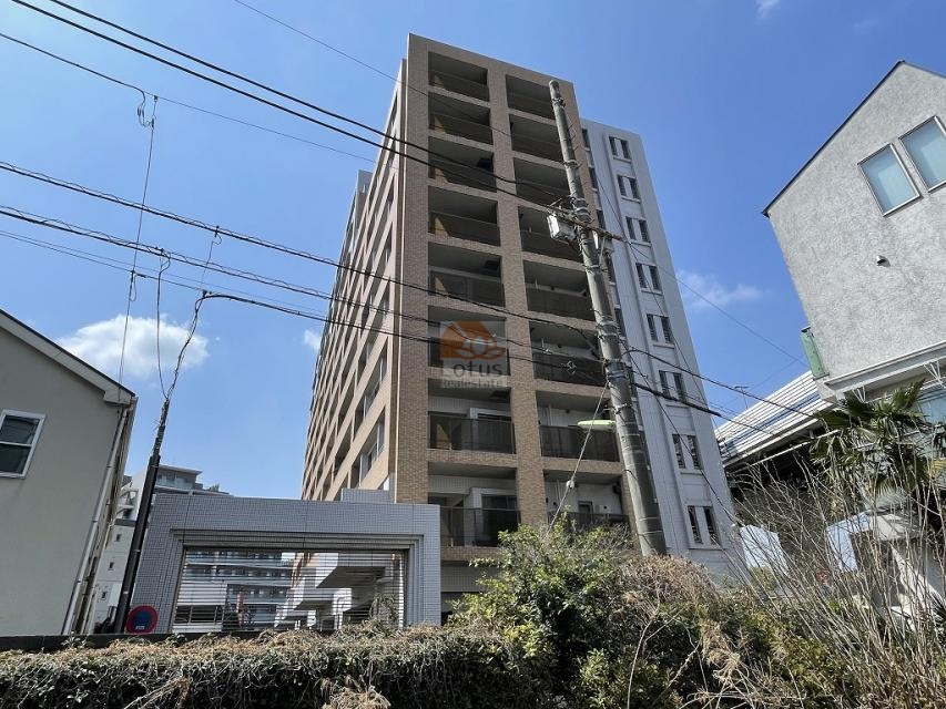 落ち着いたベージュ系タイルとホワイトタイルを組み合わせた外観です。南向きに大きな開口部を設け、採光性に優れた設計となっています。周囲は低層住宅が並び、空が広く感じられる立地です。