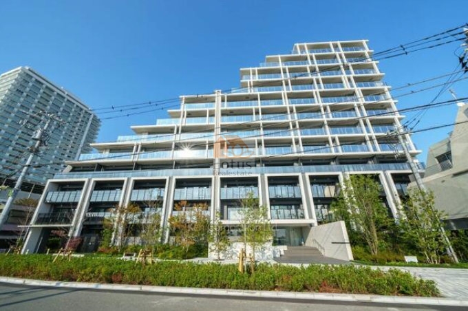 プラウド二子玉川の外観。段階的にセットバックしたデザインが、空と街に開放感をもたらすファサード構成。ガラス手すりと整然とした垂直ラインが、高級感と先進性を演出している。プラウド二子玉川は、平成6年築、12階建てのマンションです。