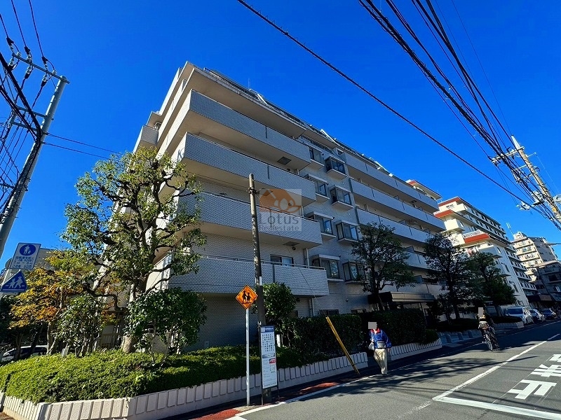 蒲田シティハウスの外観。タイル張りの外壁とシンプルなフォルムが重厚感を演出している。周囲には植栽も整えられ、落ち着いた街並みに調和。蒲田シティハウスは、昭和62年築、8階建てのマンションです。