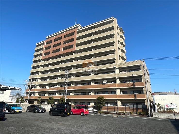 クレストフォルム西高島平は、平成15年築、全戸南向きの11階建で、ブラウンを基調としたタイル貼りの外観が街並みに調和している。高層階は開放感と陽当たりに恵まれています。