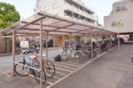 ＫＡエンゼルハイム蒲田第３駐輪｜駐輪場は、屋根付きで多数の自転車が駐輪可能です。敷地内での移動も安全に配慮され、ファミリー層や通勤者に嬉しい仕様です。