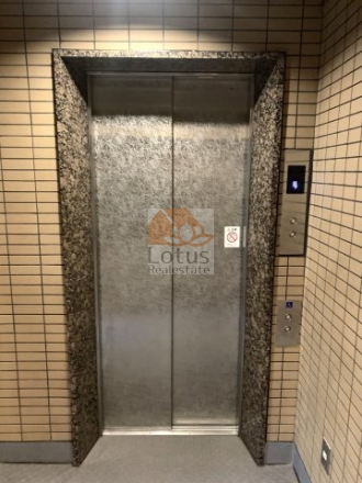 旗の台フラットエレベーター１｜エレベーターは、金属調の重厚感ある扉と落ち着いた内装に囲まれ、共用部のメンテナンス状況の良さを感じさせます。操作パネルも視認性が高く、利用者にとって扱いやすい仕様です。