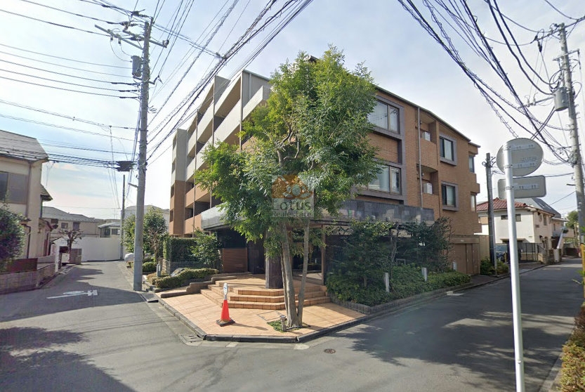 レクセルマンション笹塚外観２｜レクセルマンション笹塚は、植栽に囲まれた角地に位置しています。
