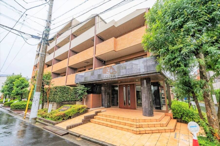 レクセルマンション笹塚外観１｜タイル調の外壁の5階建てで、落ち着いた色合いの住宅街に溶け込むデザインです。