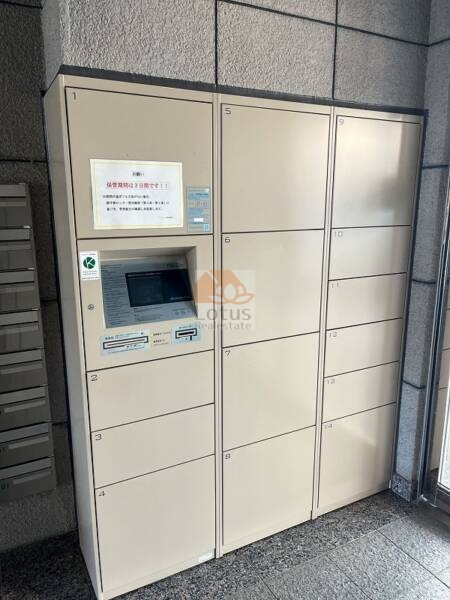 アメニティ大塚宅配ボックス｜宅配ボックスは、操作パネル付きの大型ロッカー型タイプ。