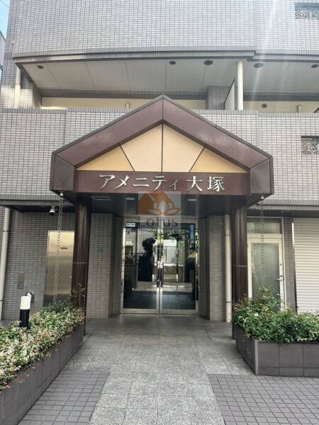 アメニティ大塚エントランス１｜エントランスは、三角屋根のアプローチが目を引く、落ち着いた印象の正面玄関です。