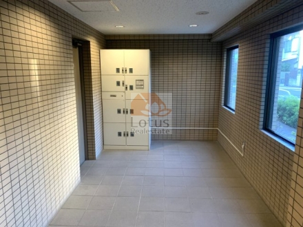 旗の台フラット宅配ボックス１｜エントランス内には、利便性の高い宅配ボックスを設置。不在時の荷物受け取りにも対応しており、共働き世帯や単身者にも配慮された設計です。
