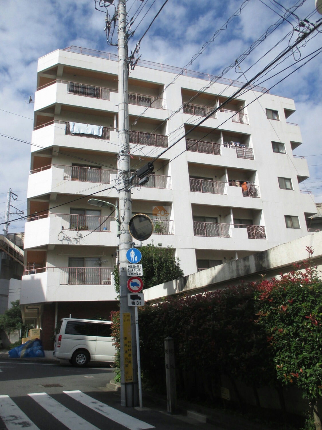 白を基調とした外壁が陽光を受けて明るく映え、規則正しく並んだ住戸が連続するデザインとなっています。駐車場やフェンスが整備され、生活の利便と建物の独立性が確保された佇まいです。南馬込セントラルパレスは、昭和55年築、6階建てのマンションです。