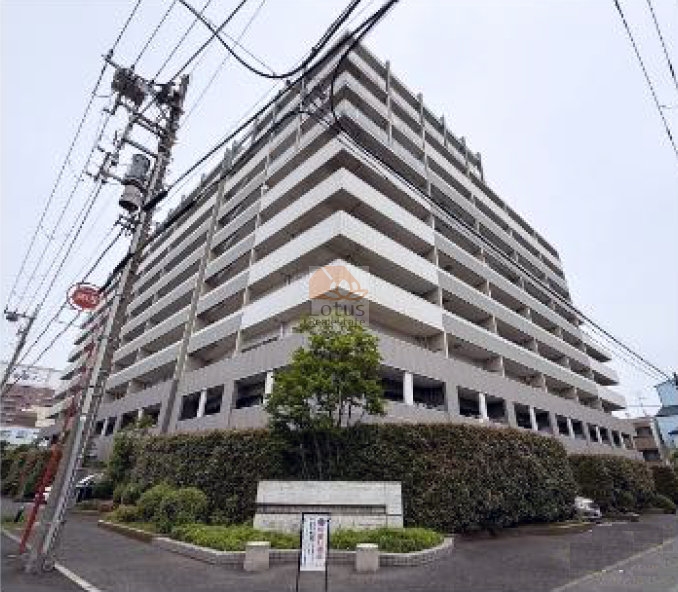 クレッセント東京リプライムは、平成16年築、10階建てのマンションです。角地に立地し、建物がL字型に展開することで開放感と日当たりの良さを確保。低層部は植栽に囲まれ、街に馴染む落ち着いた表情を見せています。