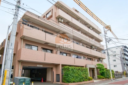 ＮＩＣＥアーバン東六郷は、平成9年築、6階建てのマンションです。淡いベージュタイル張りの落ち着いた外観が街並みに調和。前面道路からの開放感とともに、整った植栽が管理体制の良さを物語ります。