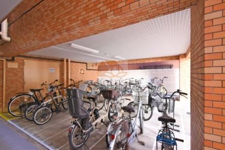 ライオンズマンション西中延駐輪場１｜駐輪場は屋根付きで多数の自転車ラックが整備され、日常の移動にも便利な設備です。
