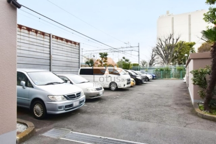 ＫＡエンゼルハイム蒲田第３駐車｜駐車場は、敷地内にゆとりを持って配置されています。複数台分のスペースがあり、日常の利便性を高める設備の一つです。