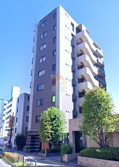 ユニーブルときわ台は平成14年築、9階建てのマンションです。街路に面したスマートなフォルムが印象的です。淡いグレートーンのタイルと緩やかな曲線のバルコニーが、都市型レジデンスとしての洗練された佇まいを演出しています。駅徒歩9分という利便性に加え、堂々とした存在感が日々の暮らしに安心感をもたらします。
