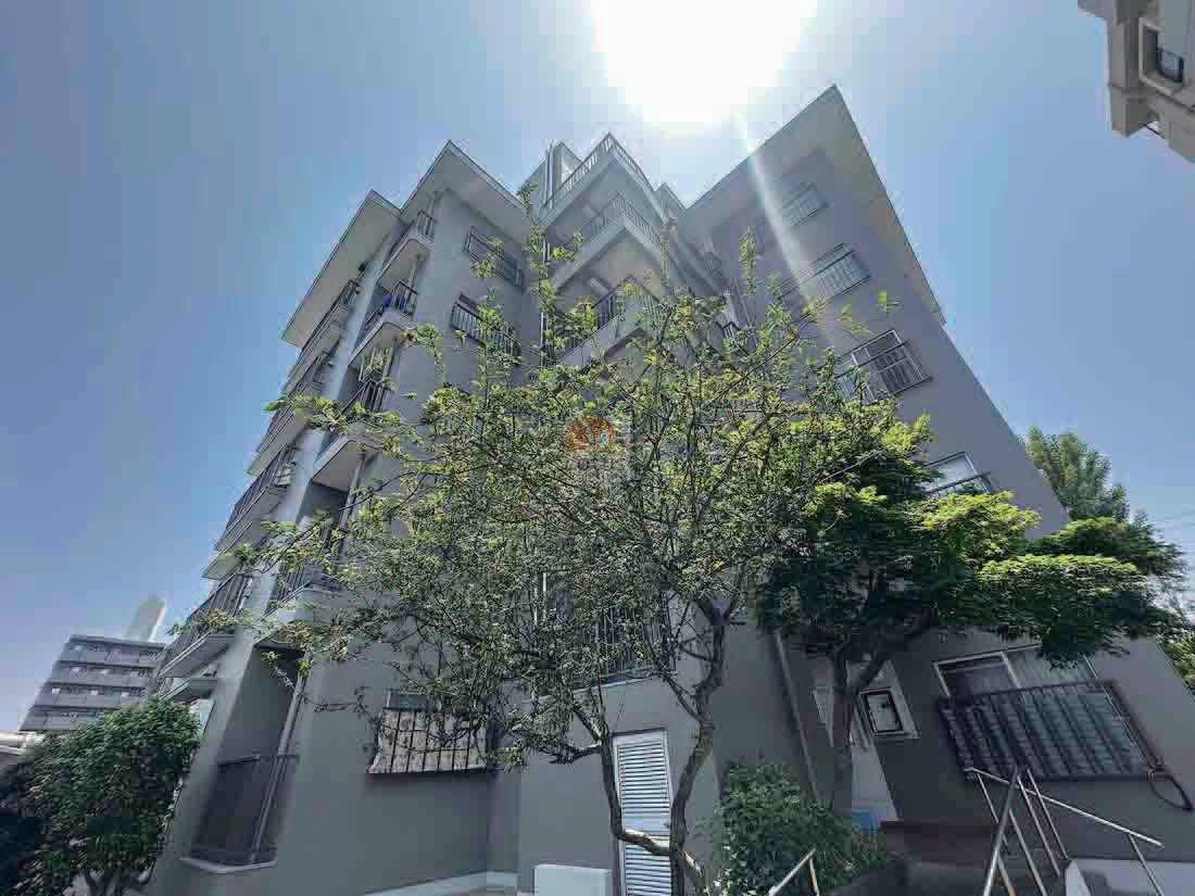 パークハイツ高島平は、昭和５１年築、５階建てのマンションです。低層ながら角度を持たせたファサードが特徴で、日差しを受けたバルコニーと植栽が印象的。自然と陽当たりに恵まれた穏やかな立地に建つ住まい。