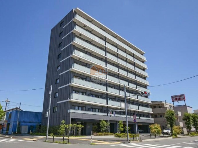 ミルーナヒルズ舎人シーズコレクションの外観。黒とグレーを基調にしたシャープな縦ラインの外観が印象的な9階建てマンション。角地に立地し、周囲とのゆとりある配置で、日照・開放感も確保されている。ミルーナヒルズ舎人Ｃ’ｓＣＯＬＬＥＣＴＩＯＮは、令和1年築、9階建てのマンションです。